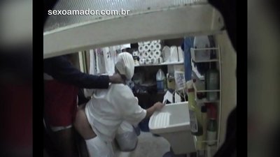 Motoboy има секс со чистачка во ресторан помеѓу породувањето